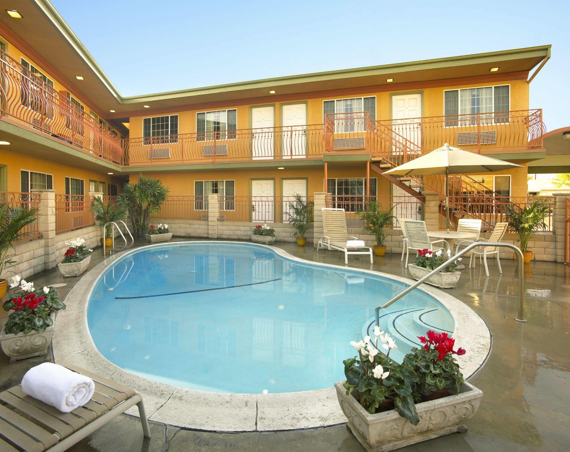 Studio Inn & Suites At Promenade Дауни Екстериор снимка