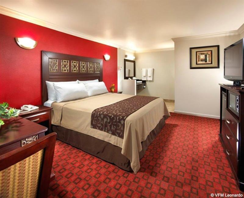 Studio Inn & Suites At Promenade Дауни Екстериор снимка